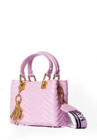Borsa a mano in plastica rosa con motivo a zig zag, hardware dorato, manici doppi e tracolla staccabile con testo "MAR" in nero su sfondo bianco.