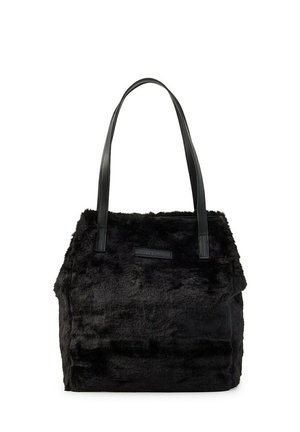 Schwarze Tote-Bag aus Kunstpelz mit glatten schwarzen Schulterriemen und einem kleinen rechteckigen Markenlabel auf der Vorderseite.