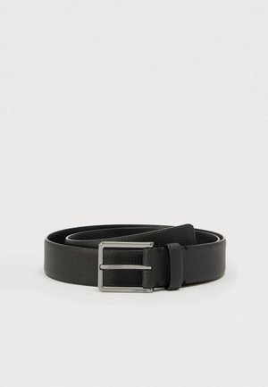 Ceinture en cuir noir à finition texturée, dotée d'une boucle rectangulaire argentée et d'une boucle pour maintenir l'extrémité. Design simple et fonctionnel.