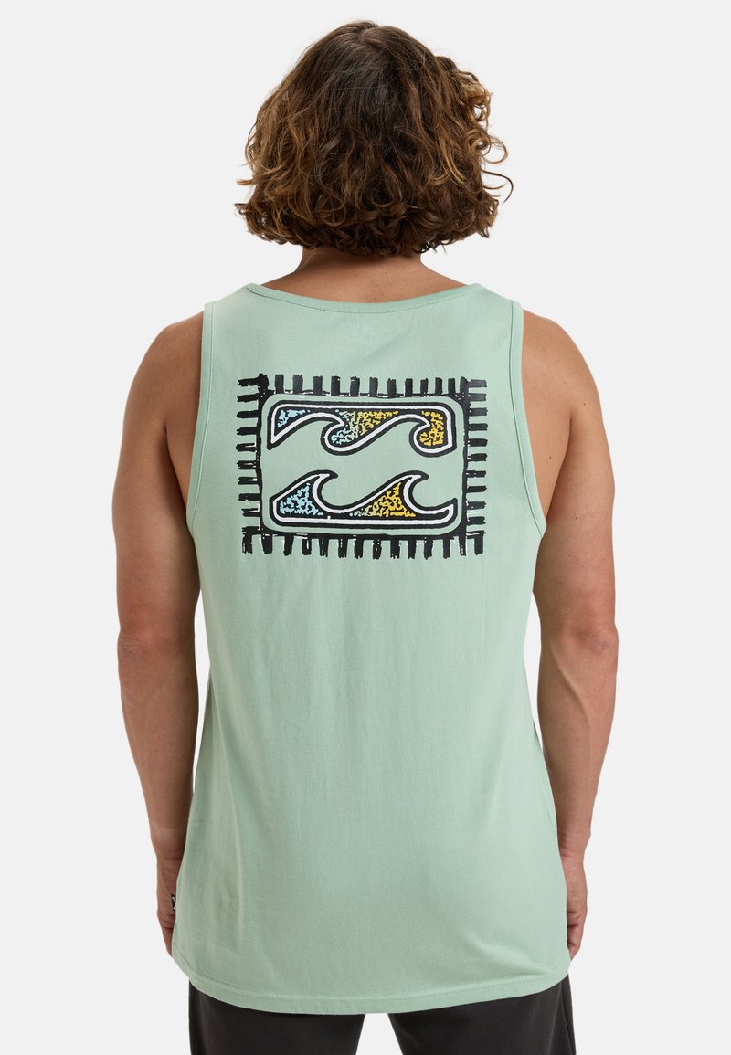 Mintgrünes ärmelloses Tanktop aus Baumwolle, mit einem bunten Wellenmotiv, das auf der Rückseite in Schwarz umrissen ist, und einer weichen Textur.