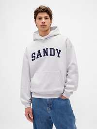 Hallgray huppar, millel on tumesinise värviga trükitud "SANDY". Sisaldab esikotti, reguleeritavat kapuutsi ja soonikkoesid. Kandmise all sinised teksad.