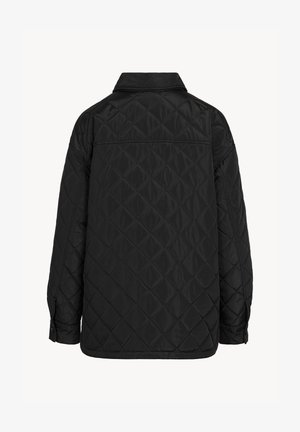 Czarna pikowana kurtka z długim rękawem, z przeszyciami w kształcie diamentu, zapięta na guziki przy mankietach oraz z kołnierzem typu rozłożystego, widoczna od tyłu.