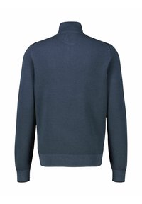 Granatowy sweter z długim rękawem i wysokim kołnierzem, z prążkowanymi mankietami i dołem, pokazany od tyłu na białym tle.