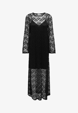 Czarna maxi sukienka z koronki z długimi rękawami, kwiatowym wzorem i wielowarstwowym krojem. Wewnętrzna halka jest widoczna pod przezroczystą, zewnętrzną warstwą.