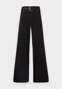 Zwarte wijde broek van katoen, met een hoge taille, grote zijzakken en een ceintuur met zilverkleurige accenten.
