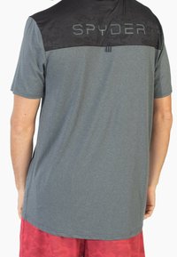 Grijze sportieve t-shirt met een zwart bovenpaneel met een subtiel patroon, korte mouwen en een rechte zoom. Merkenlogo op de achterkant weergegeven.