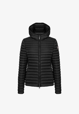 Doudoune noire avec capuche, dotée d'une fermeture éclair à l'avant, d'une texture côtelée et de coutures horizontales. Comprend un badge sur la manche gauche.