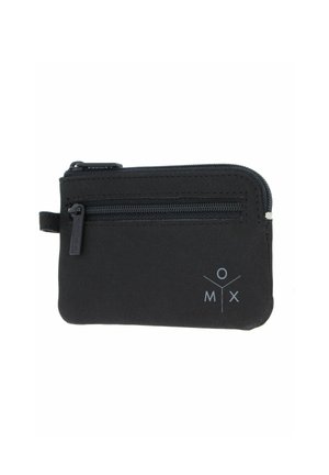 Pochette noire avec fermeture éclair, poche avant et boucle, avec un logo minimaliste "O M X" dans le coin inférieur droit.