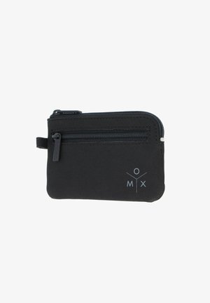 Pochette noire avec fermeture éclair, poche avant et boucle, avec un logo minimaliste "O M X" dans le coin inférieur droit.