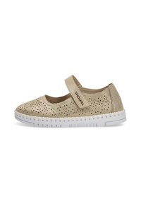 Zapato perforado beige con una correa de velcro y una suela blanca, diseñado para la comodidad y el estilo, adecuado para el uso casual.