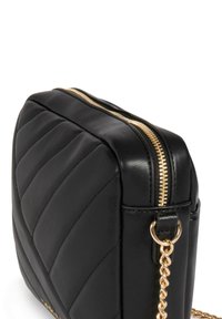 Borsa a tracolla nera in pelle trapuntata con hardware dorato. Dotata di chiusura con zip e tracolla a catena, presenta una forma rettangolare ben definita.