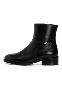 Must musta ankle boot ümmarguse varbaga, madalate plokk-kannaga ja külglastri, millel on metallist riistvara. Sile tekstuur ja minimaalne disain.