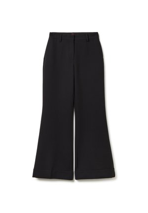 Pantaloni larghi neri con una superficie liscia, vita sartoriale e pieghe sottili nella parte anteriore. Presentano un orlo con risvolto per un tocco di dettaglio in più.
