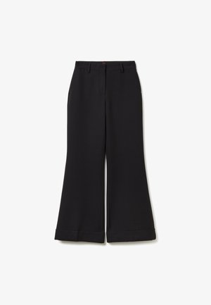 Pantaloni larghi neri con una superficie liscia, vita sartoriale e pieghe sottili nella parte anteriore. Presentano un orlo con risvolto per un tocco di dettaglio in più.