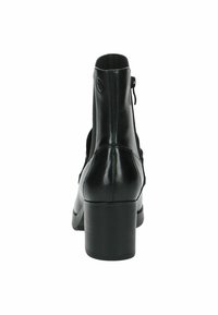 Zwarte leren enkelboot met een blokhak, rits sluiting aan de zijkant en textuurstoffen panelen voor extra detail. Gladde afwerking.