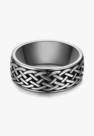 Metalen ring met een gevlochten ontwerp langs de band, met contrasterende gepolijste zilveren en zwart gestructureerde oppervlakken. Glad interieurafwerking.