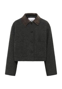 Veste courte matelassée gris foncé avec des boutons noirs et un col en cuir marron contrastant, présentée sur fond blanc.