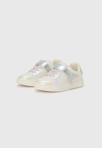 Baltas kedas arkurāmām, teksturētām sānu panelēm, sudraba siksnām un gaismas violetām auklām; gumijas zolēm, zema profila dizains.