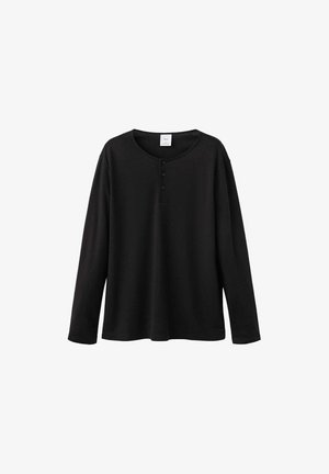 Sort langærmet Henley-shirt med tre knapper og rund halsudskæring, vist på en ensfarvet hvid baggrund.