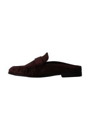 Mocassin mule en daim marron foncé à enfiler avec un petit talon et des coutures style mocassin sur fond blanc.