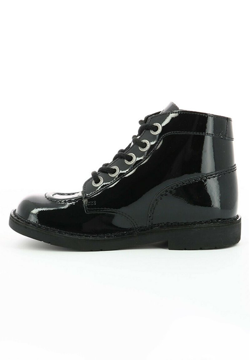 Bottines en cuir verni noir avec un bout rond, lacets noirs, œillets en argent et semelle en caoutchouc. Fini brillant avec des détails de couture.