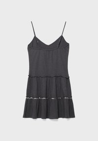 Robe sans manches grise foncée à volants avec bretelles spaghetti réglables et bordure pailletée entre les volants, présentée sur un fond clair uni.