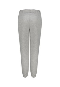 Grijze trainingsbroek met een elastische tailleband en tappere manchetten. Het materiaal heeft een zachte, licht gestructureerde afwerking. Geen zichtbaar patroon of accenten.