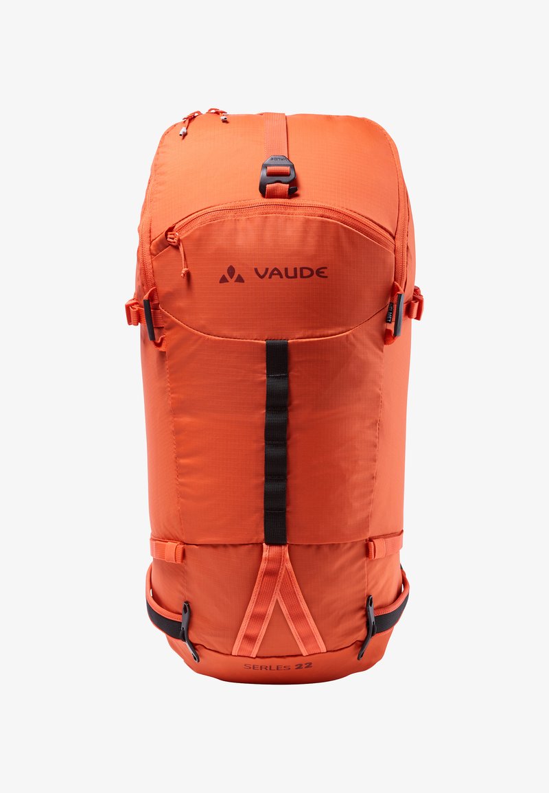 Oranje Vaude rugzak met een rechthoekige vorm, gemaakt van duurzaam doek. Voorzien van ritsen, verstelbare schouderbanden en zwarte accenten. Inclusief Serie 22 label.