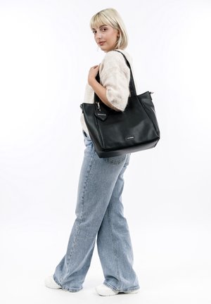 Zwarte leren tote bag met een gestructureerd oppervlak, voorzien van twee korte schouderbanden, zilveren hardware en een hartvormige bedel.