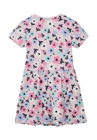 Kurzärmliges Kleid aus weichem pinkfarbenem Stoff, mit einem floralen Muster aus blauen, pinken und weißen Blumen. Stufenkleid mit Rüschensaum.