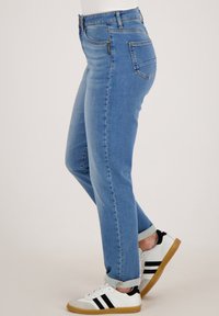 Lichtblauwe denim jeans met een rechte pasvorm, voorzien van een hoge taille, classic vijf-pocket ontwerp en opgerolde mouwen. Draag ze met witte sneakers.