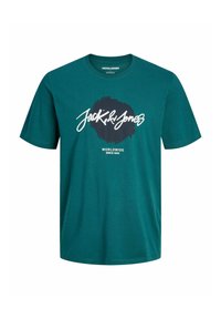 Mėlynas medvilninis marškinėliai trumpomis rankovėmis, su juodu apvaliu grafiniu elementu, kuriame užrašyta "Jack & Jones" baltos spalvos ir "WORLDWIDE SINCE 1990" žemiau.