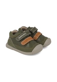 Chaussures en velours vert avec des sangles Velcro marron, semelles beige, embouts en caoutchouc et coutures blanches. Logo présent sur le côté.