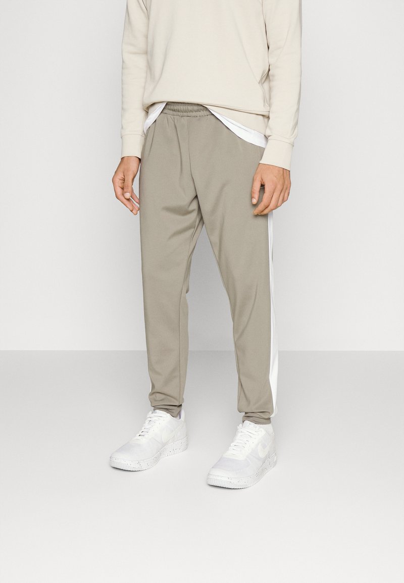 Fila REMOND TRACK PANTS - Calças de fato de treino - overland trek/bright white