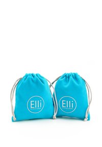 Zwei kleine türkisfarbene Zugbeutel aus weichem Stoff, mit weißen runden Logos, die "Elli" zeigen, und silbernen Zugbändern.