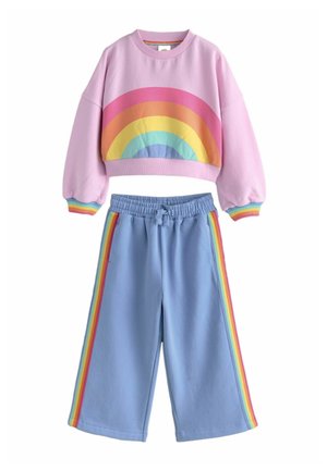 Gekürzter pinkfarbener Sweatshirt mit Regenbogenmuster; blaue weite Hose mit Regenbogen-Seitenstreifen; weicher Stoff, elastischer Bund.