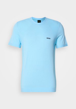 Hele helesinine lühikeste varrukatega ümar kaelusega särk, mille vasakul rinnal on must "BOSS" logo, ühtlane kudumismaterjal, esitatud valgel taustal.