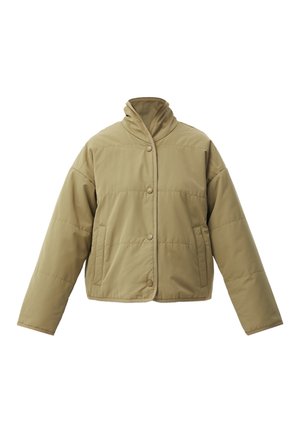Beige gesteppte Jacke mit langen Ärmeln, hohem Kragen, vorderen Druckknöpfen und zwei Seitentaschen, dargestellt vor weißem Hintergrund.