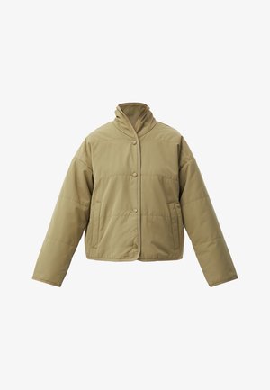 Beige gesteppte Jacke mit langen Ärmeln, hohem Kragen, vorderen Druckknöpfen und zwei Seitentaschen, dargestellt vor weißem Hintergrund.
