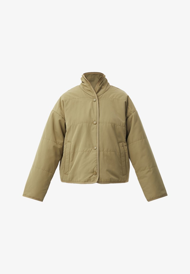 Veste matelassée beige avec manches longues, col montant, boutons-pression à l'avant et deux poches latérales, présentée sur fond blanc.