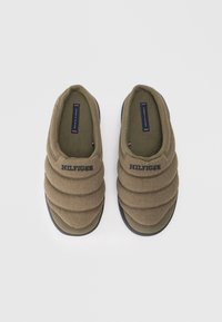 Maslinasto zelene papuče bez potpetice s kviltanom teksturom, gornji dio od tkanine, crna potplat i izvezeni "HILFIGER" logotip sprijeda.