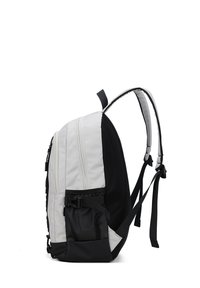 Zaino con corpo in tessuto bianco e dettagli in rete nera, spallacci regolabili e chiusura con fibbia. Tessuto liscio con scomparti richiudibili con cerniera.