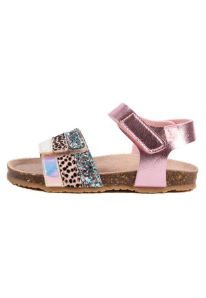 Sandale multicolore avec sangle métallique rose, décorée de paillettes et d'accents à imprimé animal, semelle en liège, fermetures Velcro réglables.