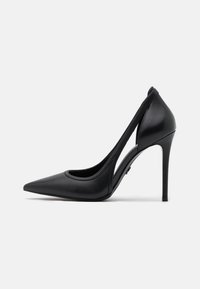 Escarpin noir à talons hauts en cuir lisse, doté d'une pointe effilée et d'un design découpé sur les côtés pour une meilleure ventilation.