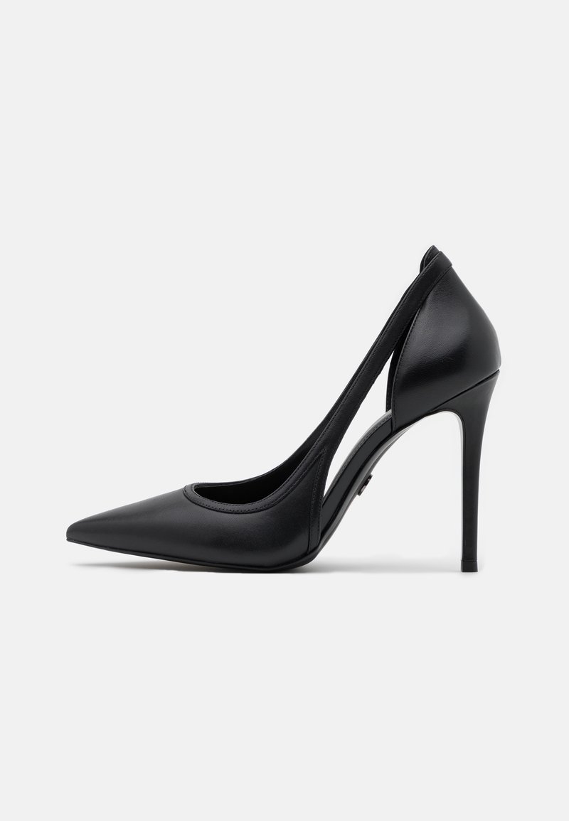 Escarpin noir à talons hauts en cuir lisse, doté d'une pointe effilée et d'un design découpé sur les côtés pour une meilleure ventilation.