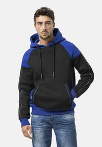 Sweat à capuche noir avec des accents bleus, poche avant, cordon de serrage ajustable et poignets élastiques. Présente des surpiqûres contrastées le long des coutures.