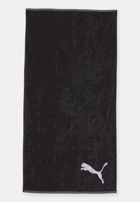 Serviette noire en tissu doux et moelleux, avec un logo blanc de Puma dans le coin inférieur et une fine bordure grise le long du haut.
