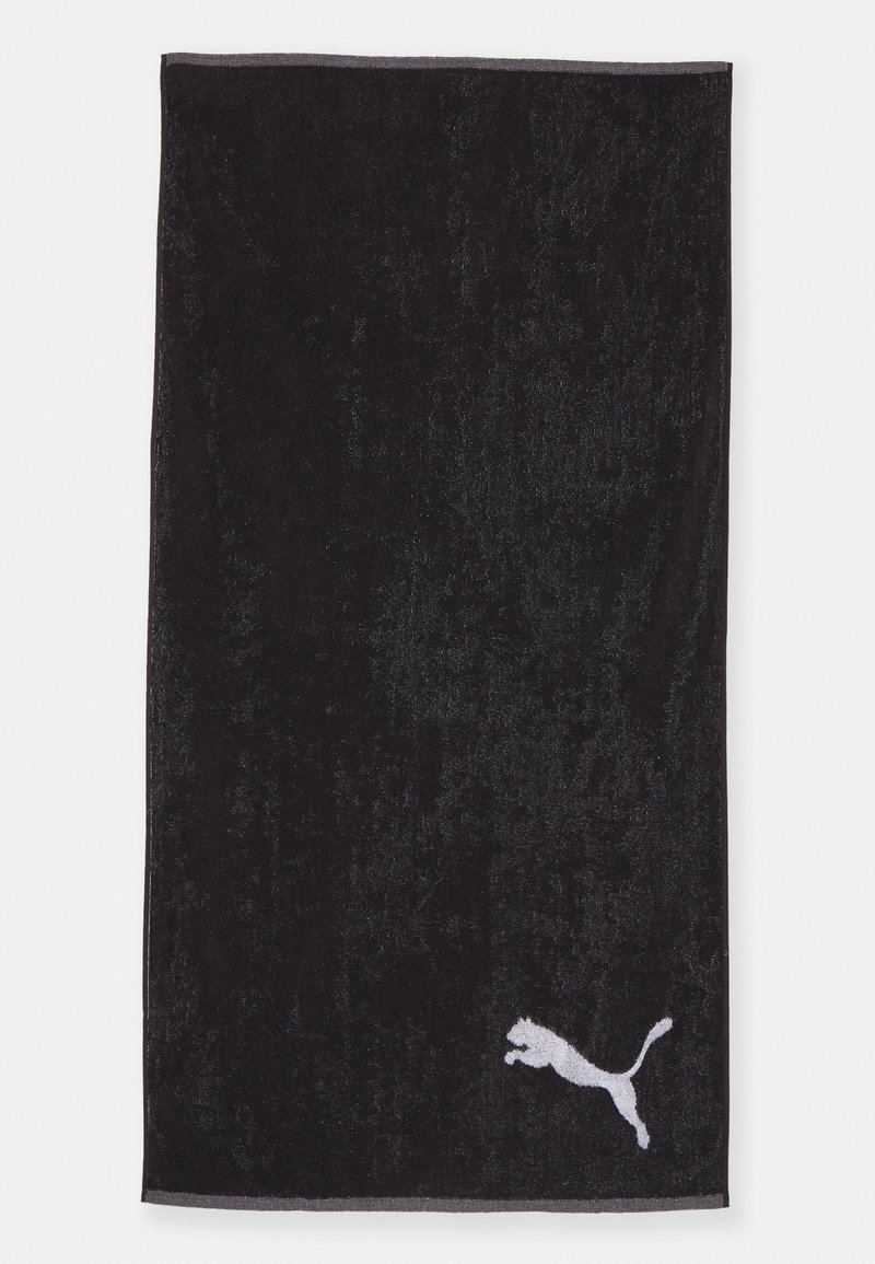 Serviette noire en tissu doux et moelleux, avec un logo blanc de Puma dans le coin inférieur et une fine bordure grise le long du haut.
