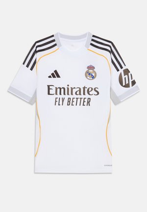 Bijela Adidas nogometna majica s crnim dijagonalnim prugama na rukavima, žutim naglascima i logotipom "Emirates Fly Better" sprijeda.