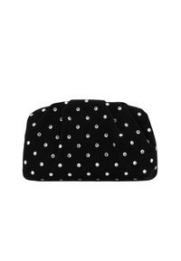 Bolso de mano de terciopelo negro con un diseño arrugado y tachuelas en tono plateado dispuestas en un patrón de lunares.